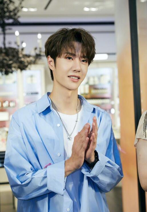 王一博照片爆料视频最新,帅气魅力再升级,粉丝直呼心动不已! 第1张 王一博照片爆料视频最新,帅气魅力再升级,粉丝直呼心动不已! 第1张